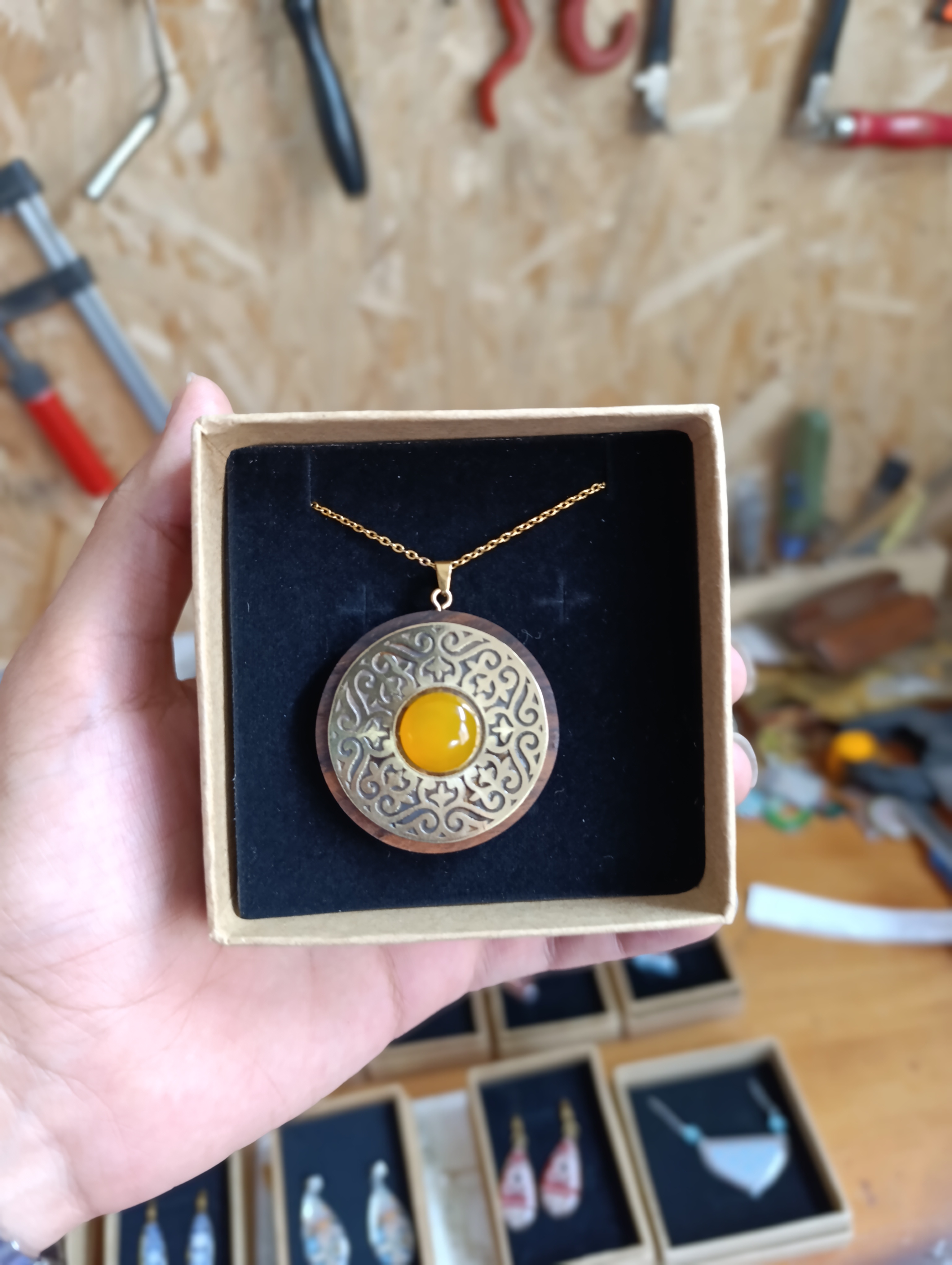 گردنبند چوب و برنج