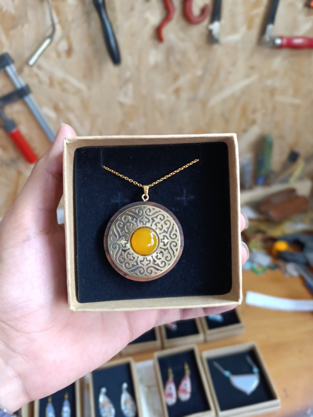 گردنبند چوب و برنج